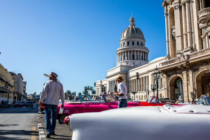 Photo touristique du Capitole et de vieilles voitures à la Havane