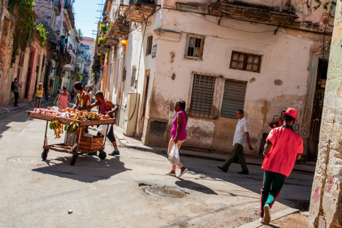 Reportage sur l'activité commerçante dans une rue de la Habana Vieja