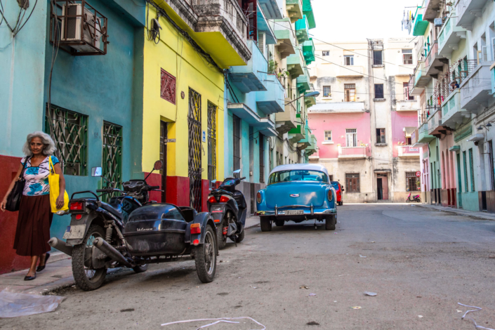 Vue sur une rue d'allure soviétique à la Havane