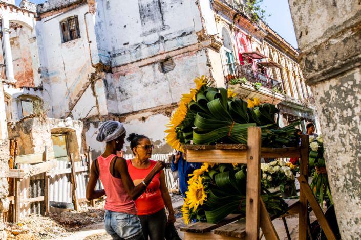 Illustration de deux vendeuses de fleurs dans la Havana Vieja