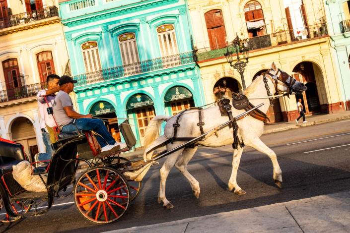Une calèche passe devant des maisons coloniales de la Havane