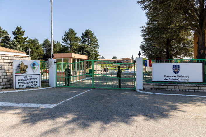 porte d'entrée du 2ème REG, deux légionnaires montent la garde.