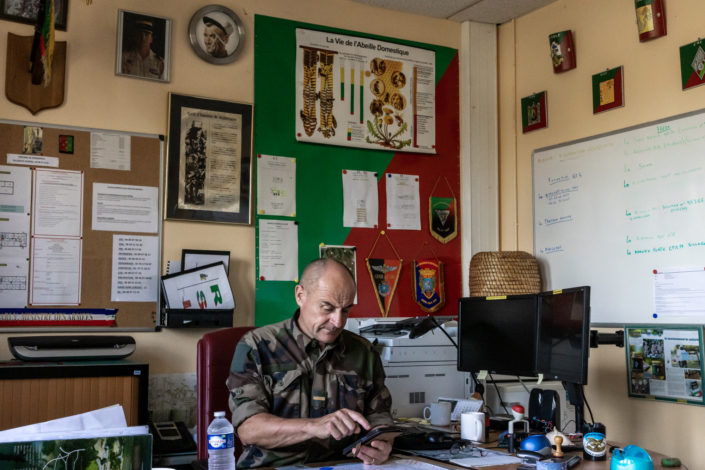 Portrait d'un légionnaire apiculteur dans son bureau.