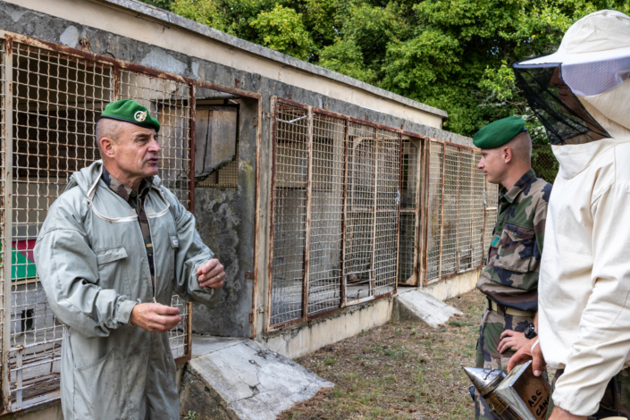 Trois légionnaires apiculteurs devant un rucher