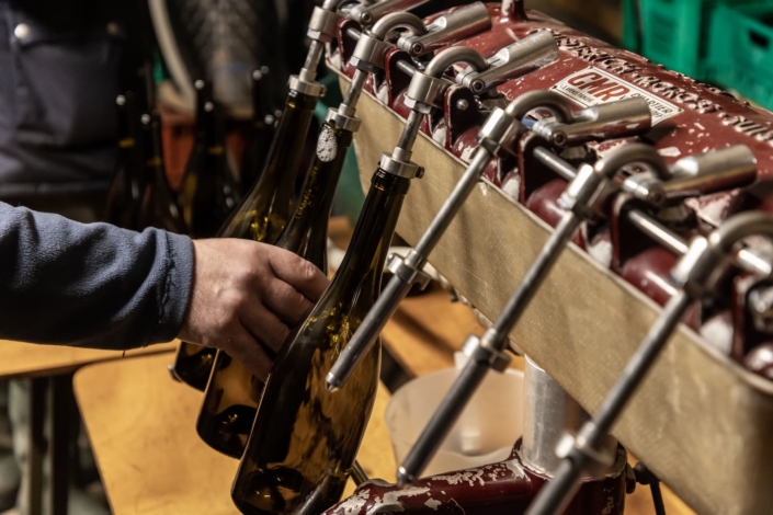 Gros plan sur la mise en bouteille du vin, bouteilles, mains, machine