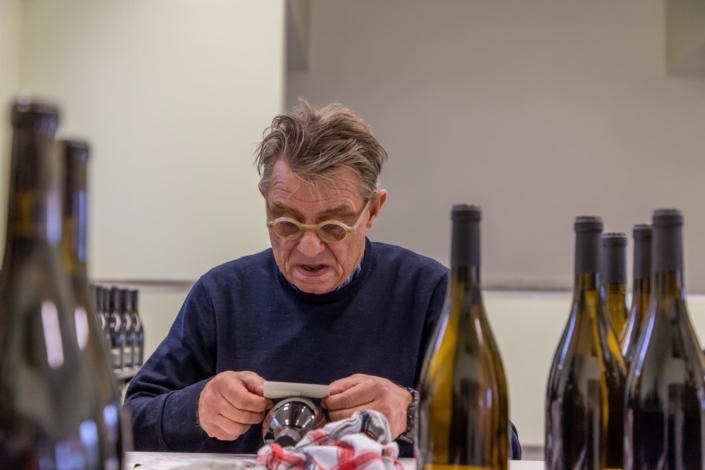 Un vigneron étiquette une bouteille, portrait spontané