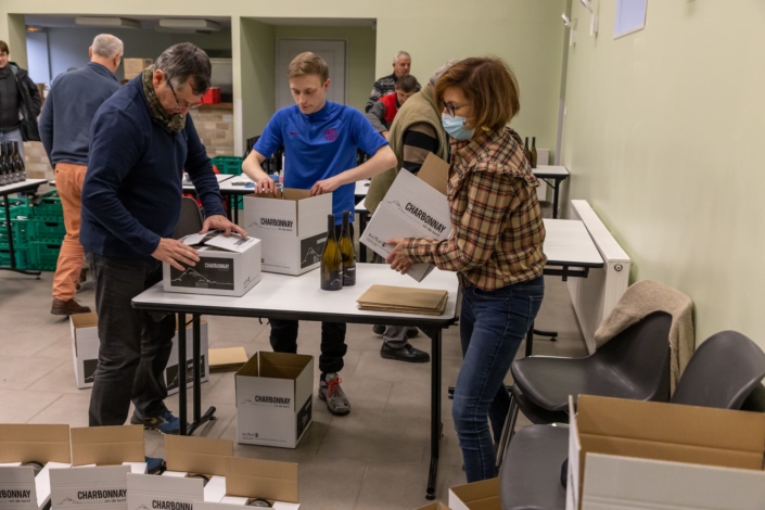 Mise en carton de bouteilles de "vin de terril"