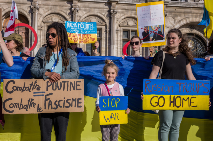 Une petite fille tient une pancarte contre la guerre en Ukraine