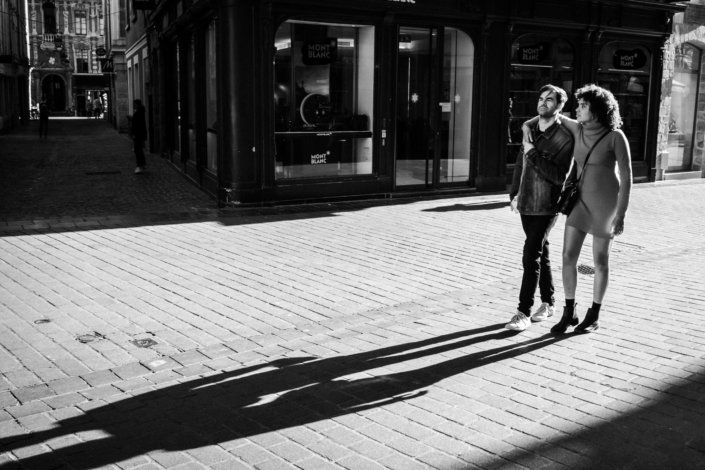 un couple dans une rue déserte. Image en noir et blanc