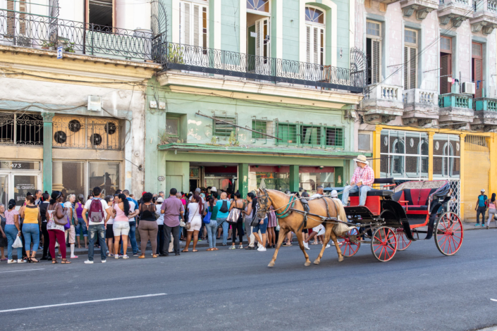 Queue à l'entrée d'un magasin d'alimentation