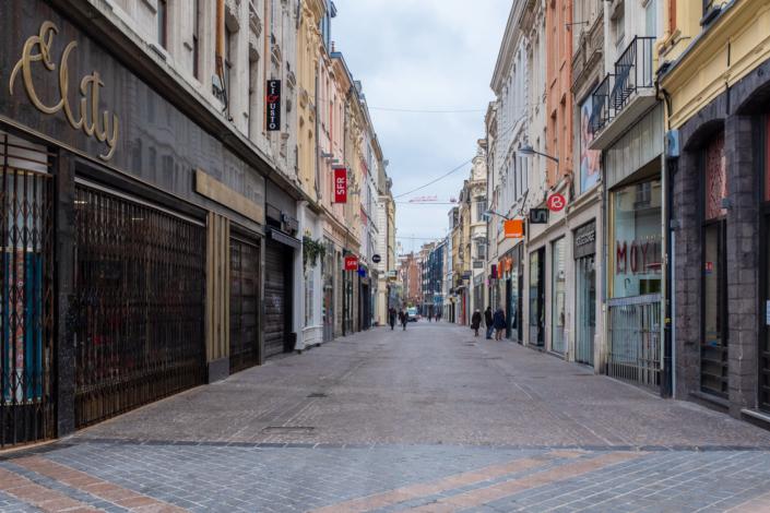 Une rue déserte, les magasins sont fermés