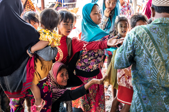 Des femmes et des enfants du Cambodge mendient
