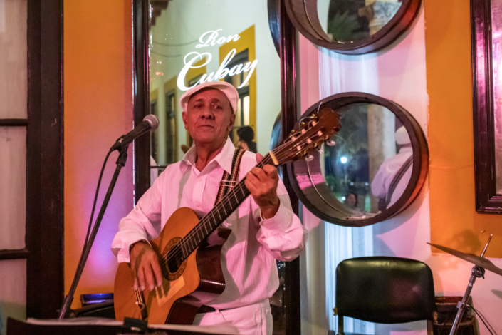 Portrait photographique d'un joueur de guitare