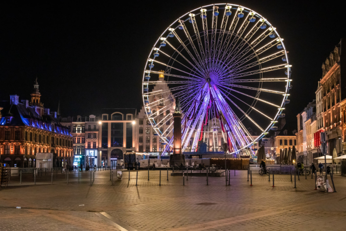 La grande roue de nuit, sans public. La grand place est déserte.