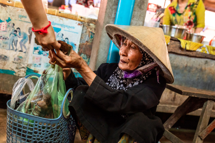 Une Vietnamienne fait l'aumône