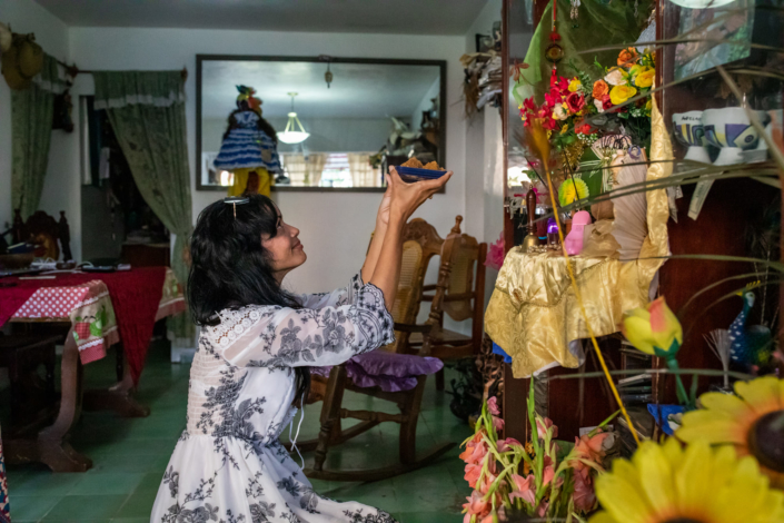 Une femme cubaine a recours à l'apithérapie en faisant une offrande à la déesse Oshun.