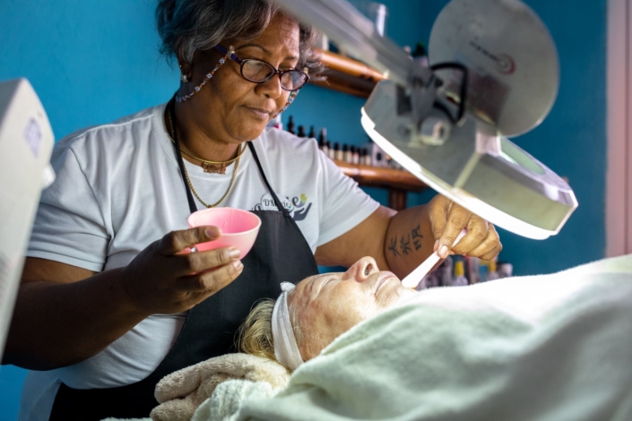 Dans le cadre de l'apithérapie une esthéticienne cubaine fait un soin de visage avec du miel