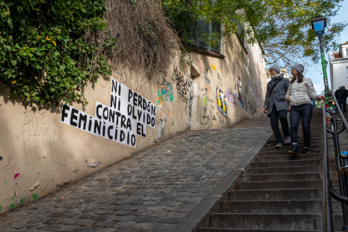 Reportage urbain - Deux femmes regardent des tags militant contre le féminicide