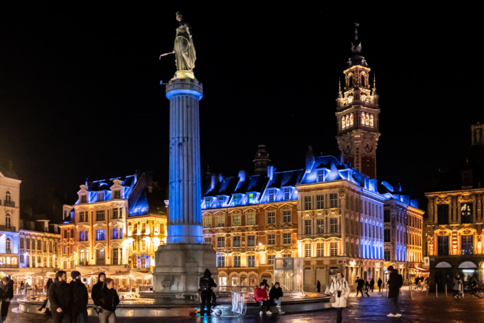 Photographie nocturne de la place de Lille aux couleurs du drapeau ukrainien