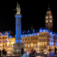 Photographie nocturne de la place de Lille aux couleurs du drapeau ukrainien