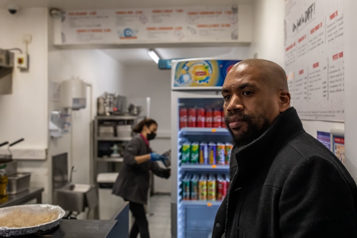 Photographie d'un restaurateur dans son magasin de street food