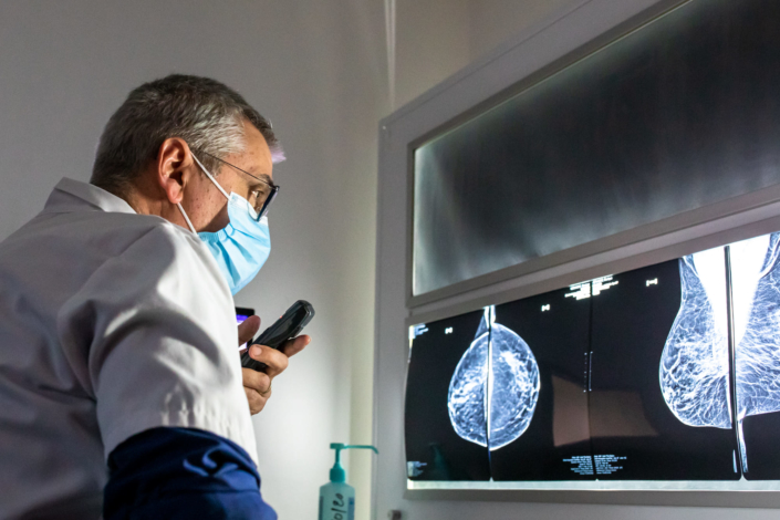 Un radiologue regarde une mammographie sur un écran
