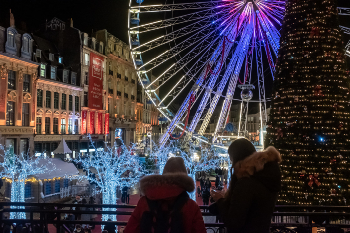La foule au milieu des illuminations de la Grand-Place de Lille