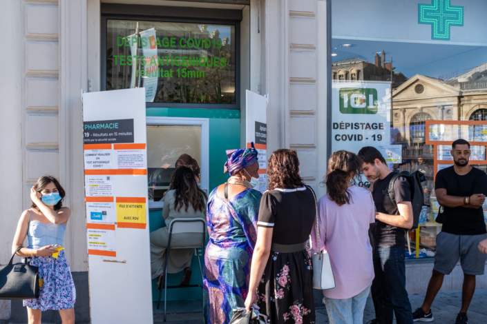 De nombreuses personnes attendent devant une pharmacie pour effectuer un test covid19