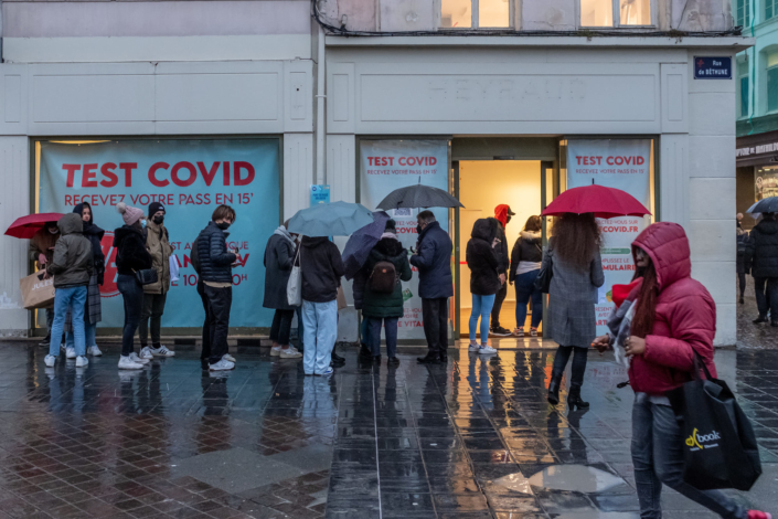 File d'attente devant un centre de test covid