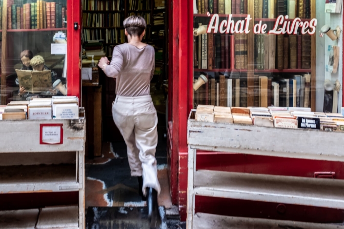 Une femme entre dans une librairie en courant