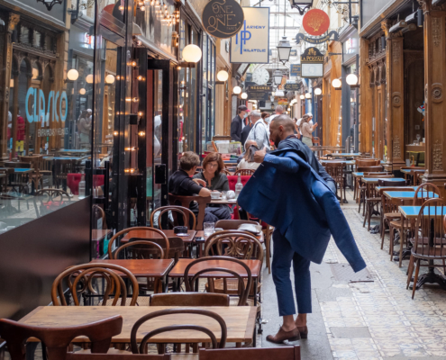 Terrasse de cafe déserte dans le passage couvert des Panoramas a Paris.