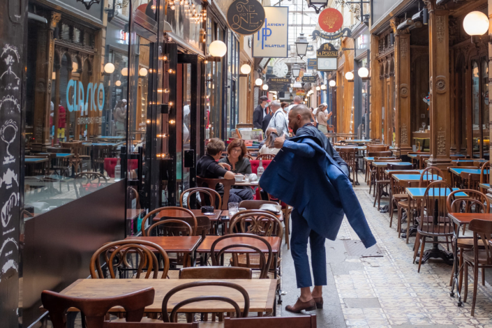 Terrasse de cafe déserte dans le passage couvert des Panoramas a Paris.