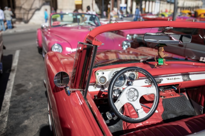 Vieille voiture cubaine rouge