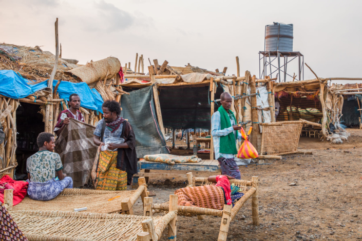 Vue sur un campement Afar dans le désert du Danakil