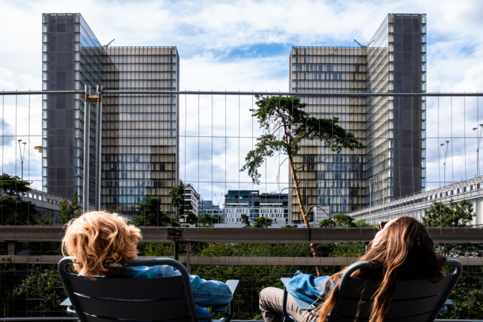 Deux femmes font la sieste devant les bâtiments de la BnF