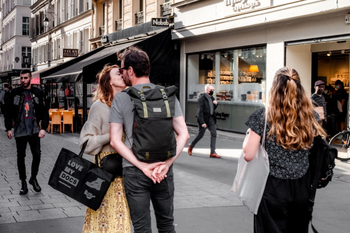 Un couple s'embrasse dans la rue