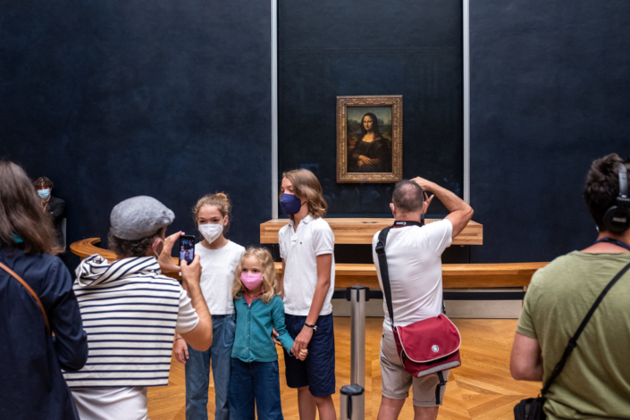 Quelques touristes en presence de la Joconde au musee du Louvre