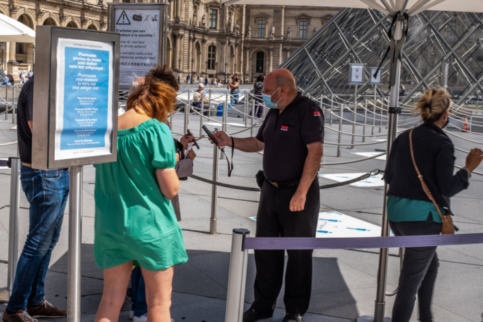 Controle des pass sanitaires à l'entrée du musee du Louvre