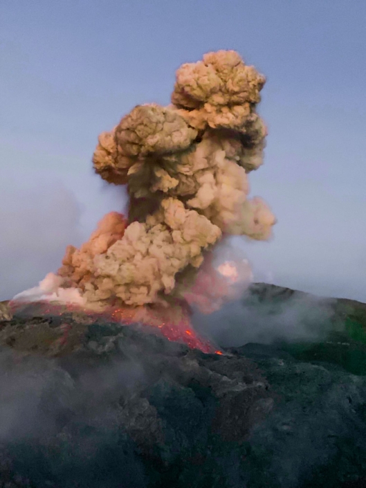 Panache incandescent sur le cratère d'un volcan
