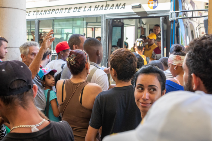 File d'attente pour monter dans un bus