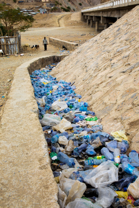 Bouteilles en plastique dans une conduite d'évacuation d'eau