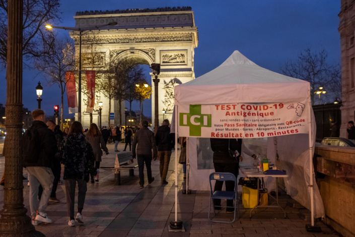 Tente de dépistage antigénique covid-19 devant l'Arc de triumphe de l'Etoile. Vue de nuit