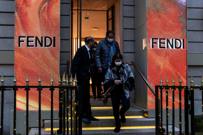 Trois personnes sortent de la boutique Fendi à Paris