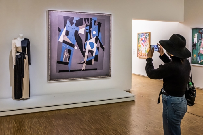 Image graphique montrant une visiteuse, un tableau de Picasso et une robe de Yves Saint-Laurent au centre Georges Pompidou