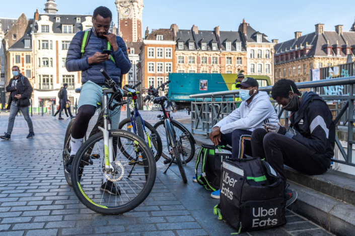 Livreurs à vélo attendant une course, centre de Lille