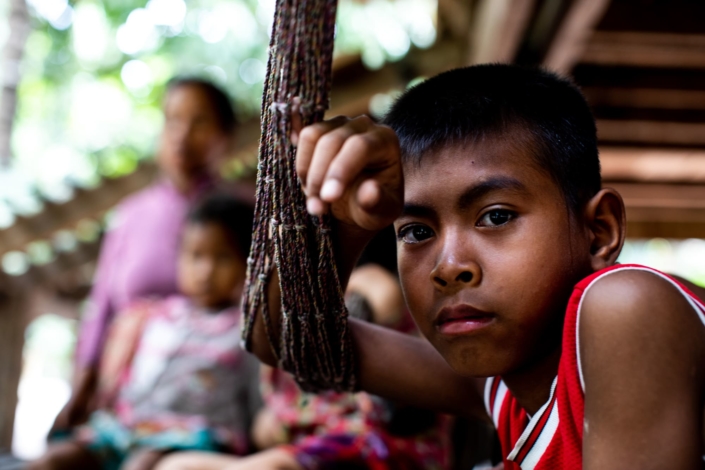 Visage d'un enfant cambodgien regardant dans le vide