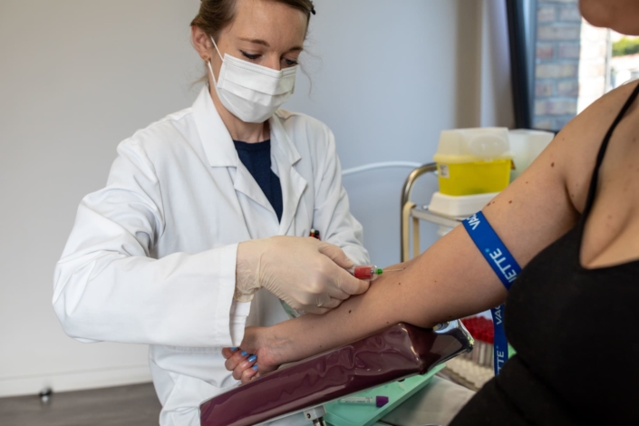 photo d'un médecin faisant une prise de sang