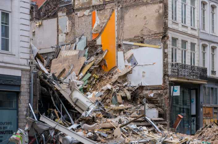 Photo d'un tas de débris après l'écroulement de deux bâtiments