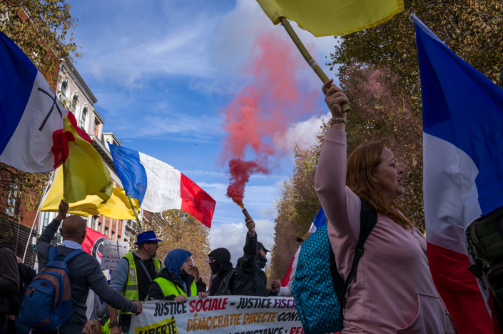 Drapeau, fumigènes, banderoles et gilets jaunes