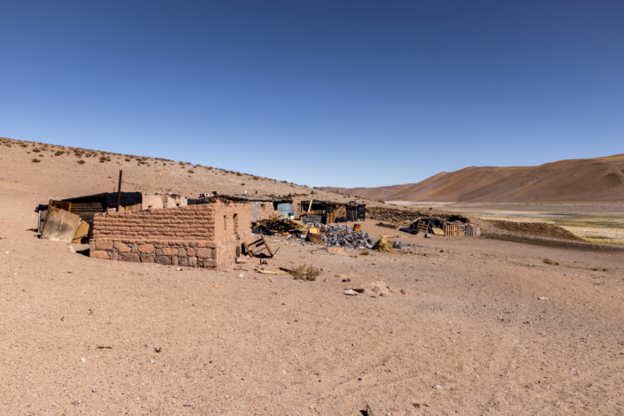 Photographie panoramique de ruines sur l'altiplano asséché